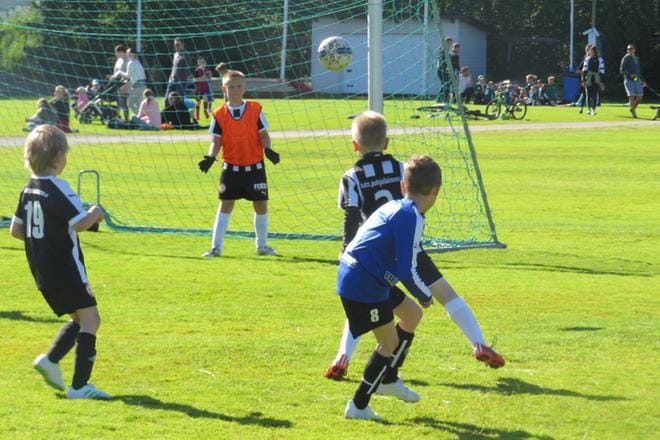 Laihian Luja P12 Sinisen ja Purola Mustan kohtaamisessa nähtiin paljon maaleja. KUVAT: ROOPE KUISMA
