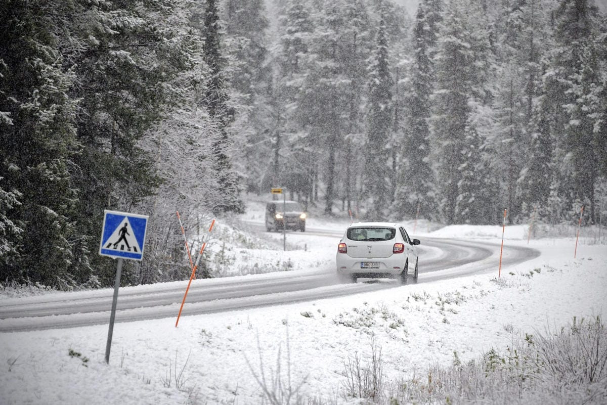 Liikennesäätä heikentävät lumisade ja lumiset tiet. LEHTIKUVA / Aku Häyrynen