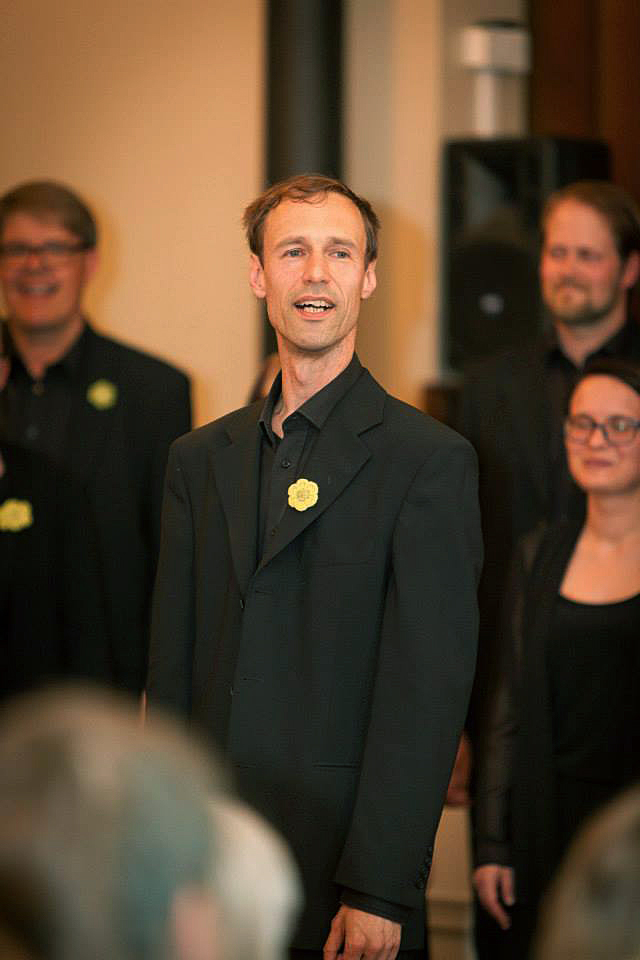Ammatikseen Jori Männistö soittaa pianoa. Hän säestää Espoon Steinerkoulussa eurytmiaa. –Sen lisäksi pidän erilaisia lauluyhtyeitä ja nuorten kanssa minulla on pieni puhallinyhtye.