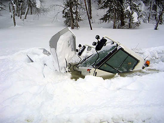 Latukone upposi jäihin Ylläksellä sunnuntaina.
