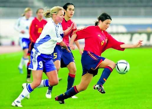 Suomen Laura Kalmari (9) ja Espanjan Marta Moreno Ramirez (5) sekä Isabel Benito Sanchez (4) vauhdissa naisten jalkapallon MM-karsintaottelussa Suomi-Espanja.