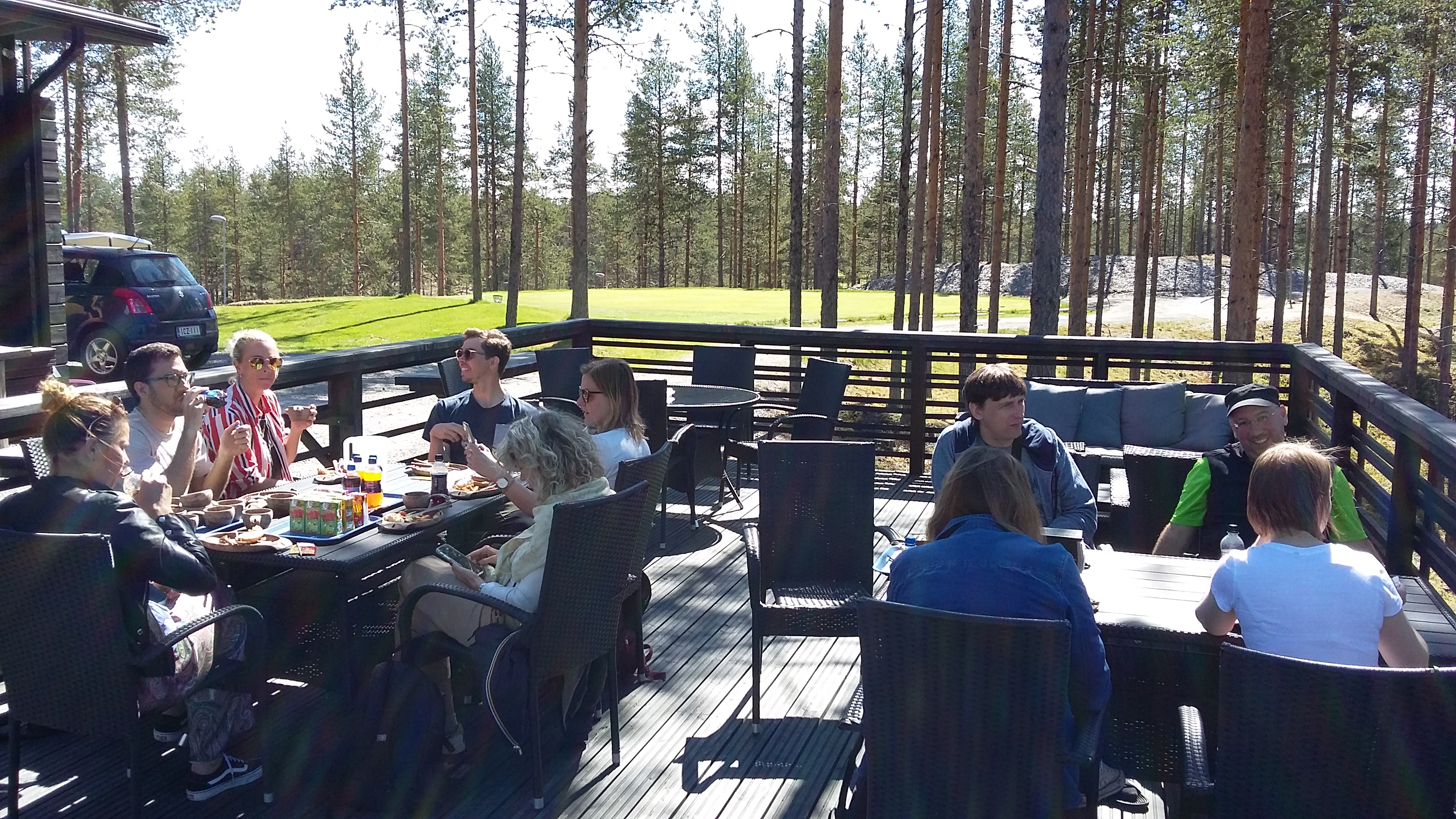 Keskieurooppalaisia matkanjärjestäjiä Cafe Breikin terassilla.