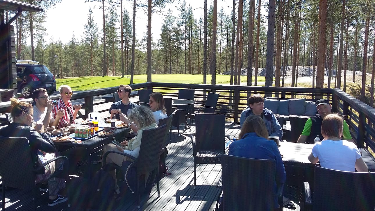 Keskieurooppalaisia matkanjärjestäjiä Cafe Breikin terassilla.