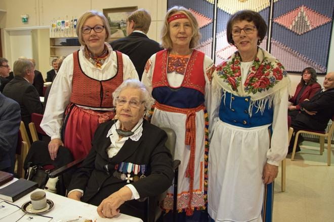 Kerttu Hautaniemi johti puhetta toimikunnassa, jonka työ synnytti Isojoen–Karijoen kansallispuvun. Kaikki tyttäret kantoivat syntymäpäiväjuhlassa Kerttu-äidin ompelemia kansallispukuja. Isojoen–Karijoen puku on vasemmalla Sirpa Myllymäen yllä. Pirjo Hautaniemi on Tuuterin puvussa ja Aila Pakkanen Munsalan puvussa. KUVAT: AUNE WARONEN