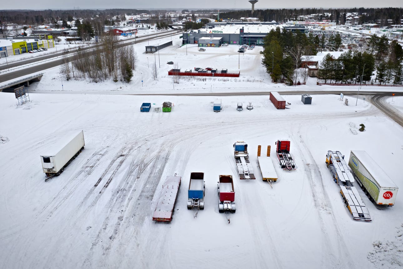 Isot autot ovat pysäköitynä varsin näkyvälle paikalle, sillä taustalla kulkee vilkasliikenteinen valtatie 19, jota myös Pohjan valtatieksi kutsutaan.