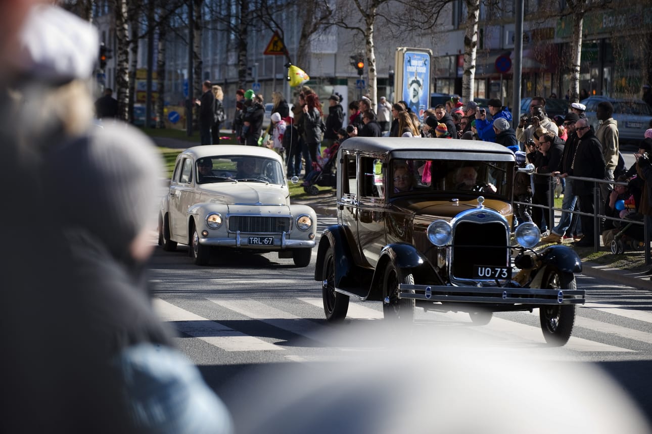 Vuosittain Vaasan vappuajoja seuraa katujen varsilla sankoin joukoin ihmisiä. Arkistokuva.