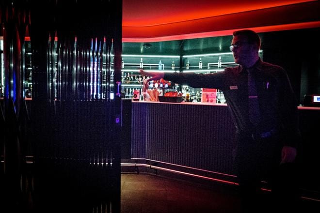 Kello on kymmenen. Baarimestari Sakari Mäkinen avaa yökerhon. KUVA: Ari-Matti Ruuska