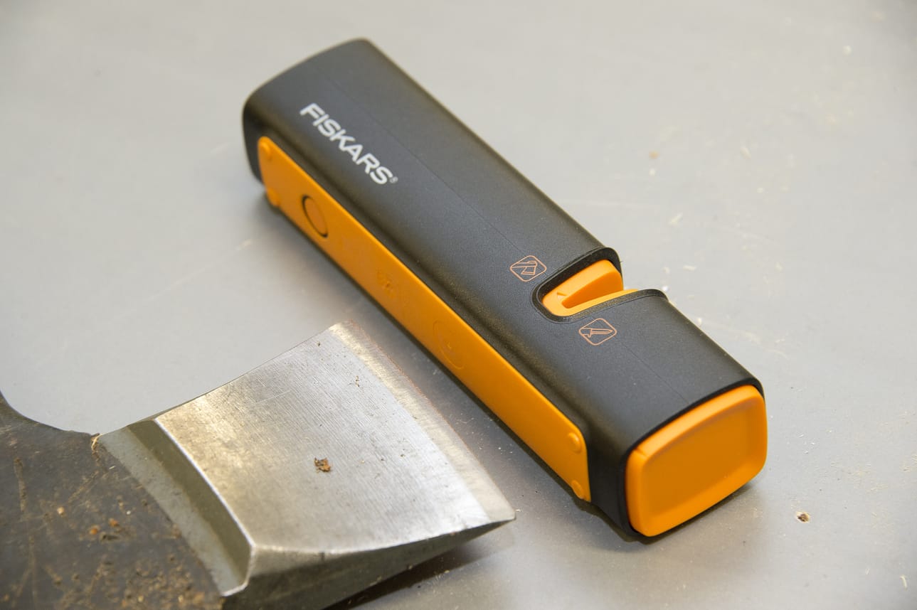 Fiskars valmistaa monipuolisesti tuotteita alkaen työkaluista ruokapöydän astioihin. Tässä käsikäyttöinen Fiskarsin pöytäterotin.