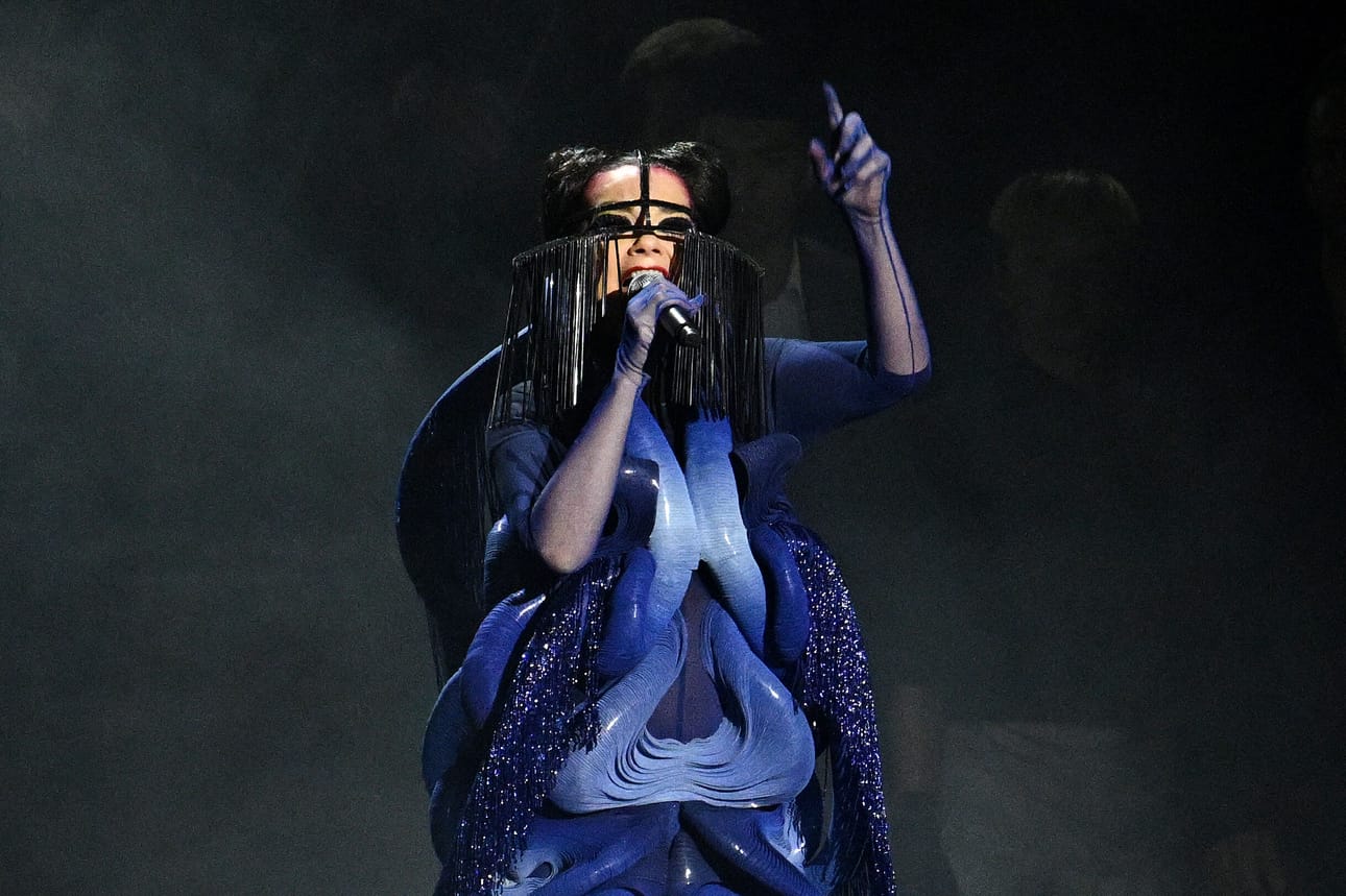 Marraskuussa Ouluun DJ-keikalle saapuva Björk esiintyi viime helmikuussa Brit Awards -gaalassa Manchesterissa.
