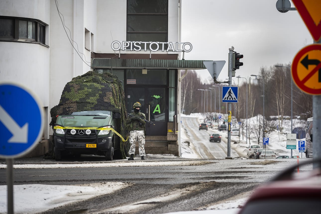 Paikallispuolustusharjoituksessa reserviläiset puolustivat Vaasan keskustaa tällä viikolla. Nato-Suomessa omien rajojen ulkopuolelle lähtisivät sodassa todennäköisesti vain vapaaehtoiset ammattisotilaat.