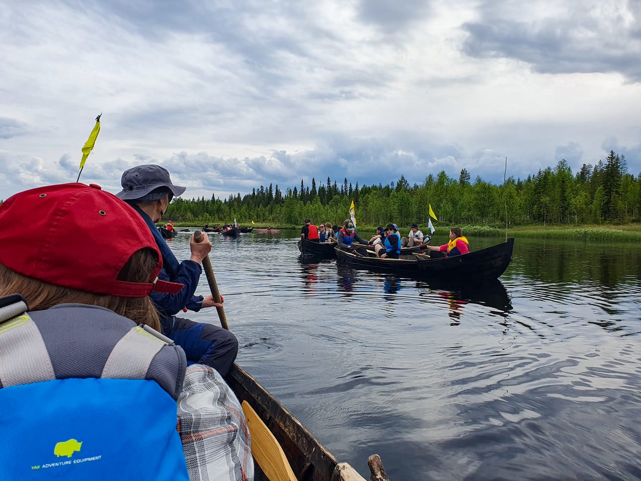 Taukohetki suvannossa. Ensimmäisenä päivänä soudetaan 27 kilometriä, ja tällä osuudella jokimaisema on erämaisin.