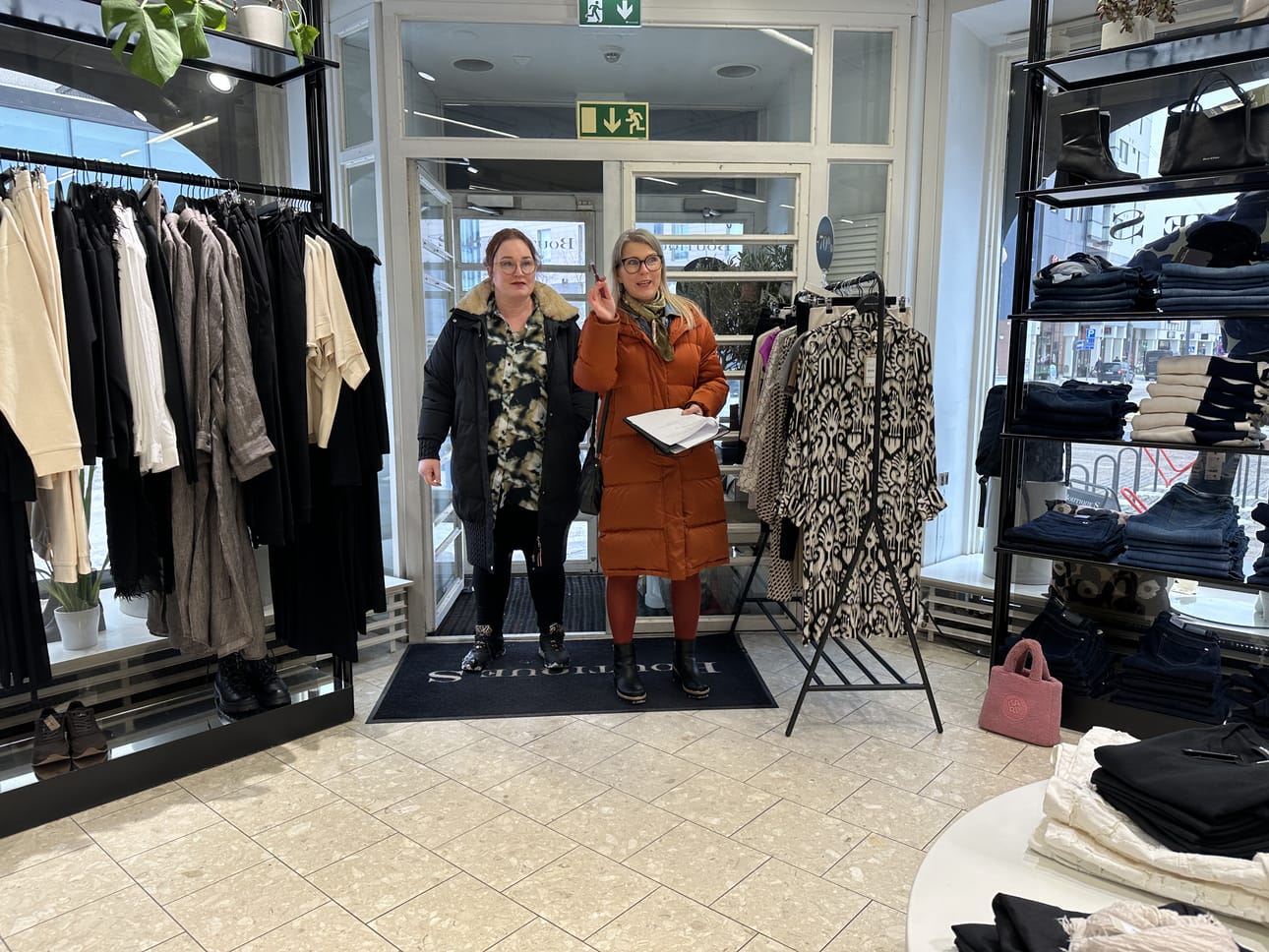 Visualistit Salla Havilehto (vas.) ja Heidi Lehto opastavat, että näyteikkunan ja yrityksen sisätilojen on puhuttava samaa kieltä. Boutique S kertoo näyteikkunalla ja heti asiakkaan astuessa sisälle myymälään, että kaupassa myydään laadukkaita tuotteita.