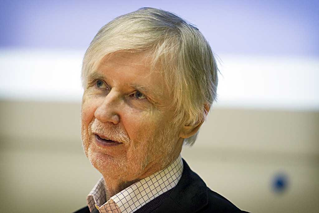 Erkki Tuomioja (sd.) on pettynyt, että selvityksestä puuttuu sekä ajallisesti että maantieteellisesti laajempi tarkastelukulma.