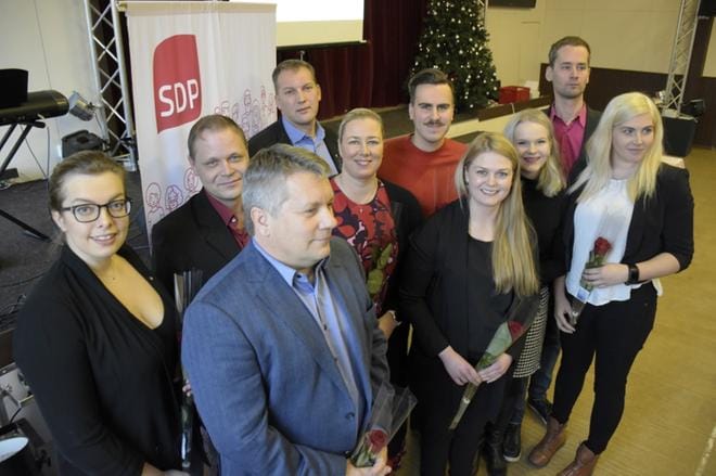 Eduskuntapaikkaa lähtevät tavoittelemaan Ari Huuki (edessä vas), Jutta Urpilainen, Linnea West, Emma Kivikangas ja Niina Kivinummi. Takana vasemmalta Rebecca Åkers, Ville Korpinen, Viktor Kock, Matias Mäkynen ja Eetu Lehtola. Kuvasta puuttuvat Petri Partanen, Kim Berg ja Kari Häggblom. KUVA: TAPIO LEHTINEN