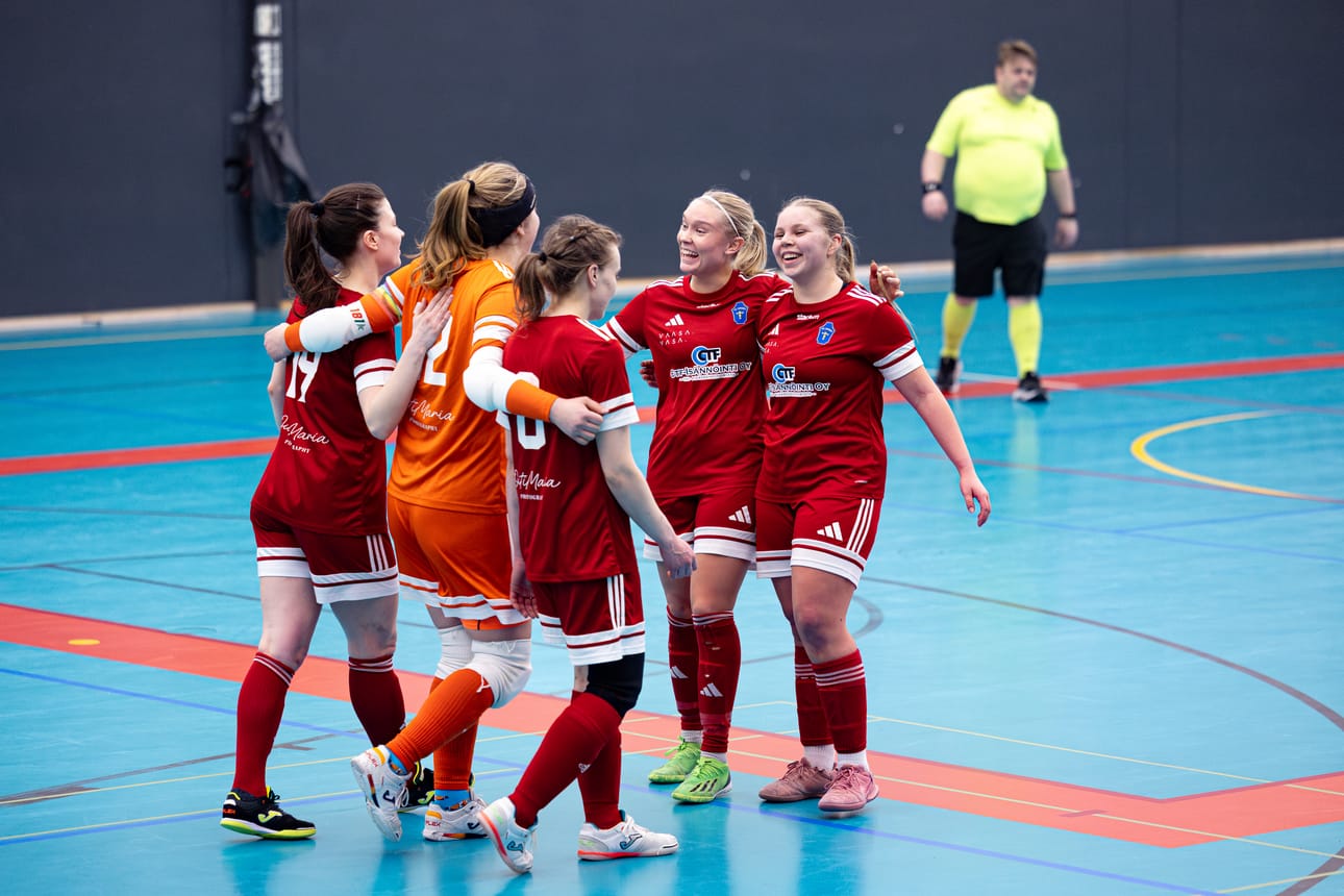 FC Sportin pelaajien helpotus on suuri, kun liigapaikka säilyi ilman karsintoja. Useina aiempina vuosina FC Sport on joutunut karsimaan liigapaikastaan.