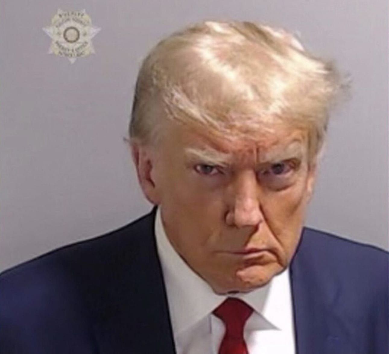 Donald Trump päästettiin vapaaksi 200 000 dollarin takuita vastaan sen jälkeen, kun hänen pidätyskuvansa oli otettu. LEHTIKUVA/AFP/FULTON COUNTY SHERIFF'S OFFICE