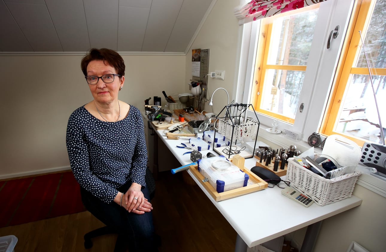 Tässä paikassa kuluu paljon aikaa. Korun valmistus on Kaija Tuomelan rakas harrastus.