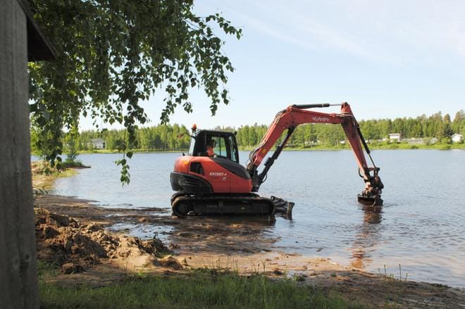 Vähäjärven uimarannalla on aloitettu kunnostustyöt, jotka on tarkoitus saada päätökseen juhannusviikolla. KUVA: EEVA-LIISA KULJU