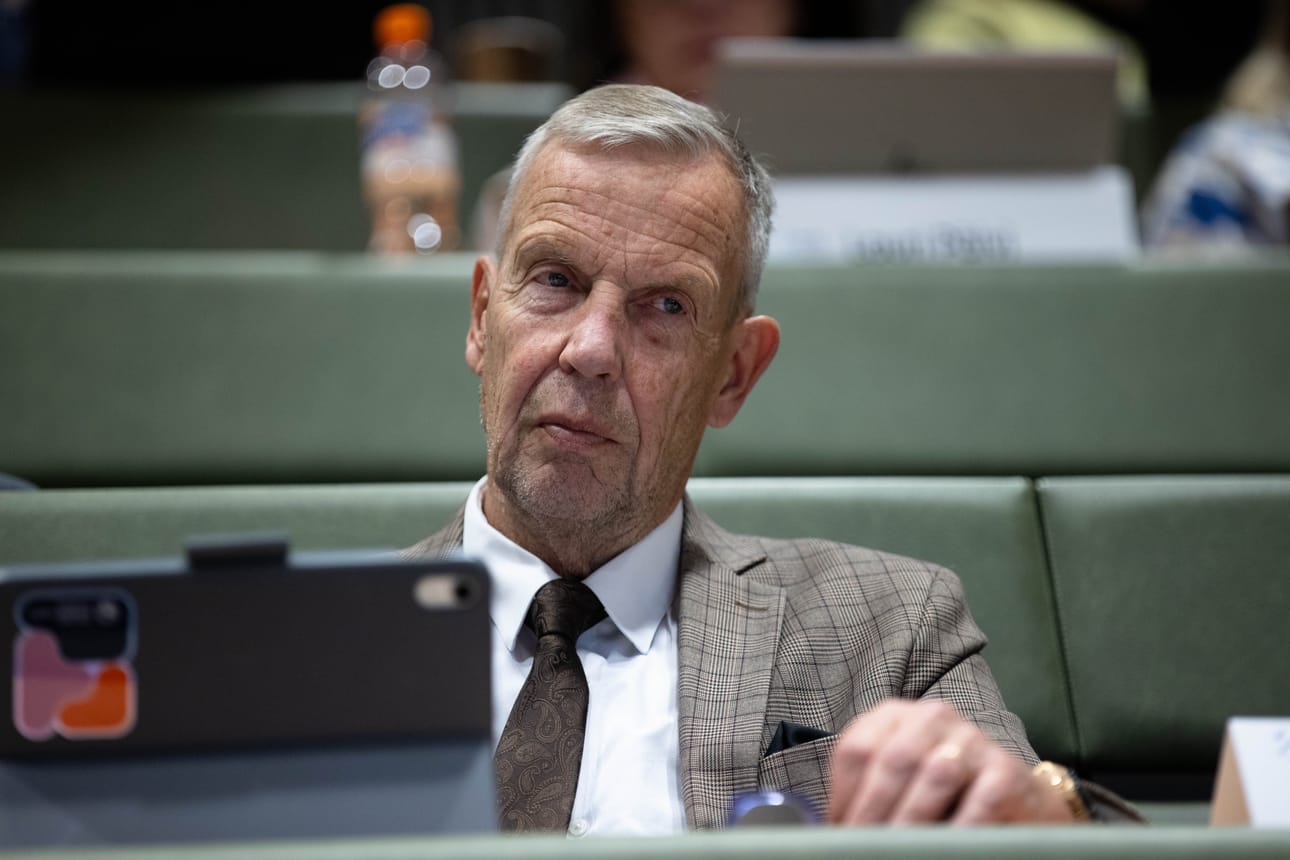 Oulun valtapuoluetta kokoomusta edustava kaupunginhallituksen puheenjohtaja Jarmo J. Husso käytti kovaa kieltä maanantain kokousta käsitelleessä tiedotteessa.