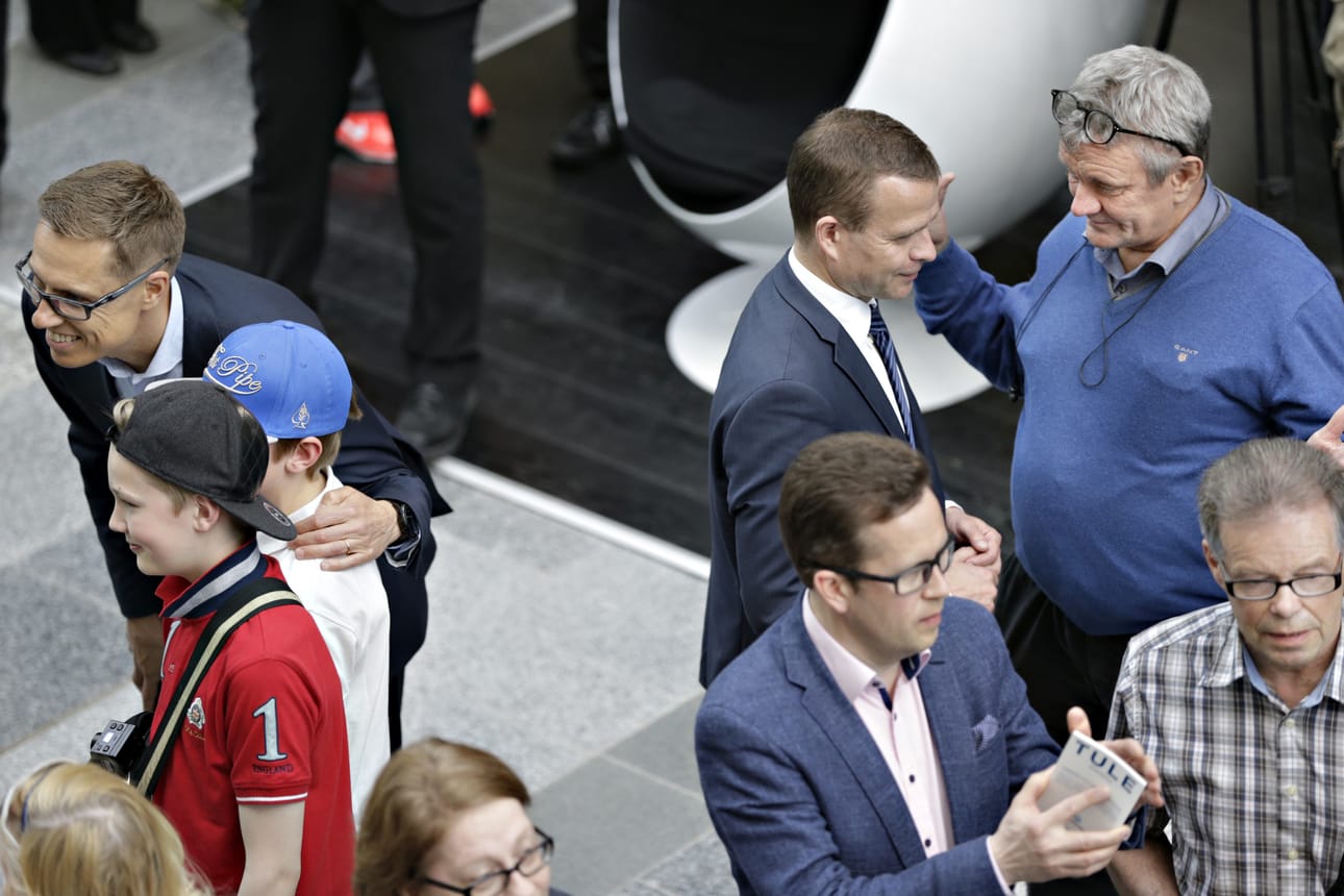 Kokoomuksen puheenjohtajaehdokkaat tapasivat kansalaisia kauppakeskus Valkeassa Oulussa toukokuun lopulla, kun kauppakeskuksessa pidettiin kokoomuksen puheenjohtajatentti.