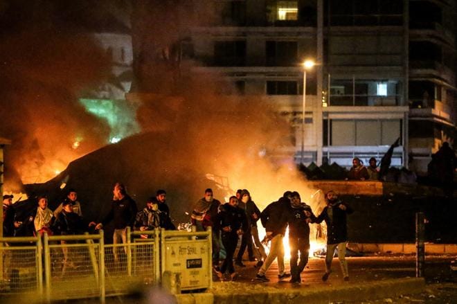 Libanonin protestien syynä ovat maan pysähtynyt talous, kohoavat hinnat, korkea työttömyys, julkisten palvelujen puute ja korruptio. KUVA: NABIL MOUNZER