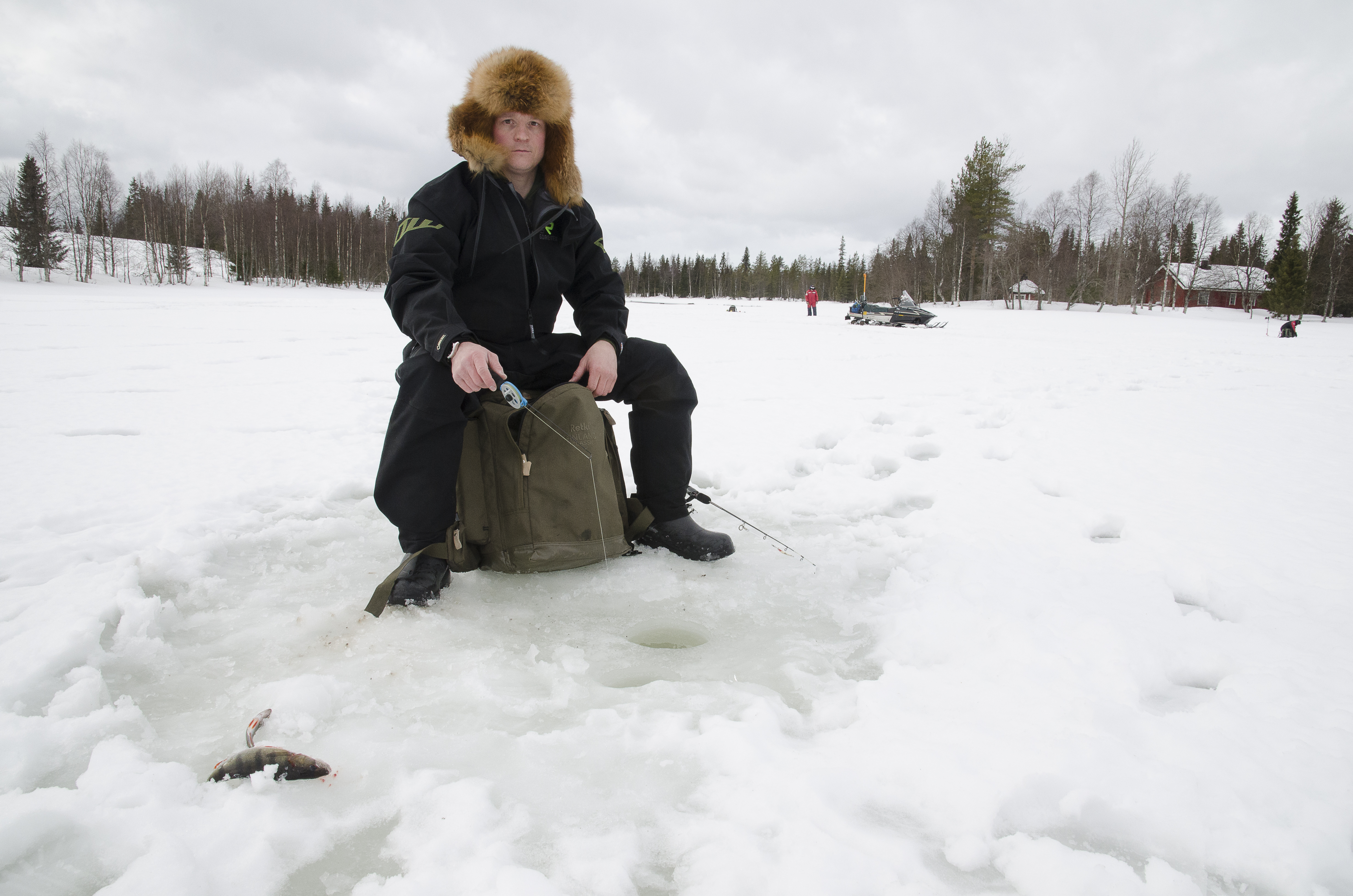 Pyhäjärven länsipäässä pilkkiään uitti uuskuusamolainen Heikki Piirainen. Hän harkitsee pilkkiviikolle osallistumista.