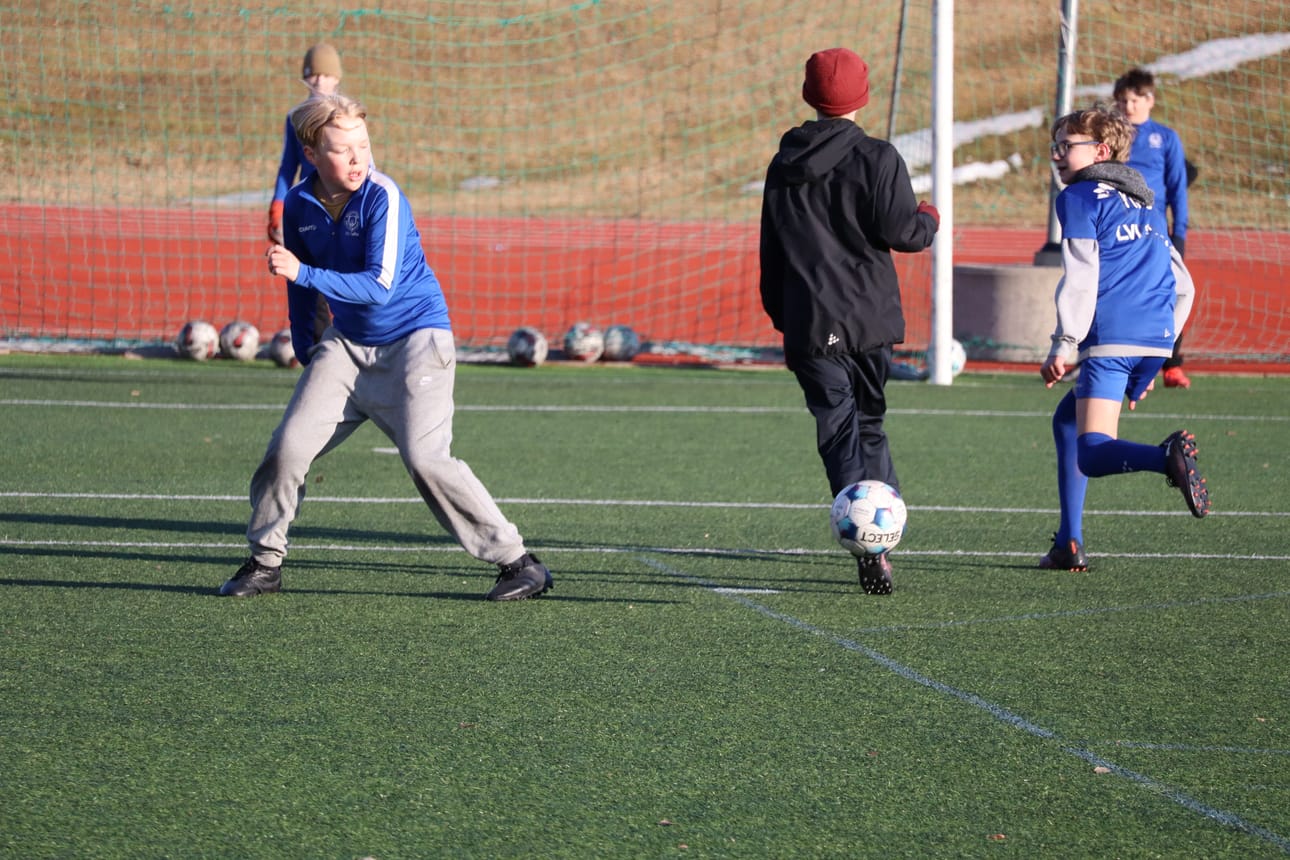 Pallo-Karhujen jalkapallojuniorit pääsivät tänä keväänä harvinaisen aikaisin harjoittelemaan Kuusamon urheilukentälle. P13-ikäluokan Kolmosta kevätkaudella pelaava joukkue on ainoa kuusamolaisporukka tulevan kesän jalkapallosarjoissa.