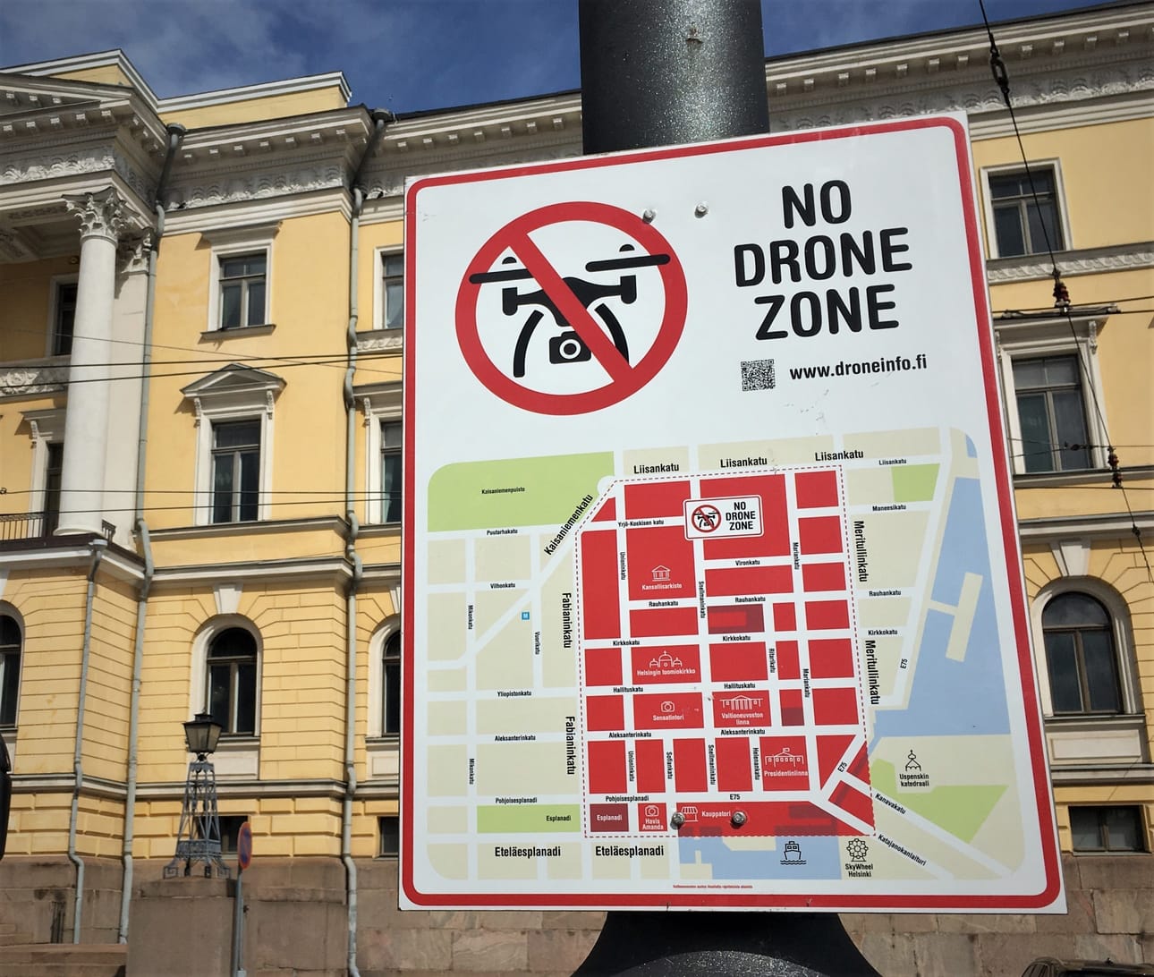 Englanninkielisten No Drone Zone -kylttien päivitys on alkanut. Valtioneuvoston linnan edustan kyltissä oli vielä sunnuntaina vanha tarra.