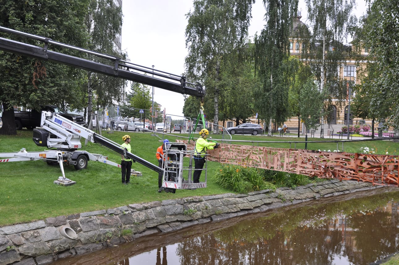 Kaupunginojan ylittävää Mediator-teosta purettiin Snellmanninpuistossa viime tiistaina.