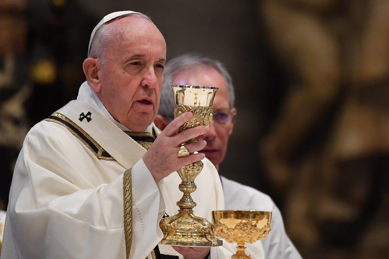 Paavi Franciscus ilmaisi pääsiäissunnuntaina Pietarinkirkossa sympatiansa niitä kohtaan, jotka eivät voi hyvästellä rakkaitaan eristyksen vuoksi, katolisille, jotka eivät voi saada sakramentteja, sekä niille kaikille, joita tulevaisuus huolestuttaa.