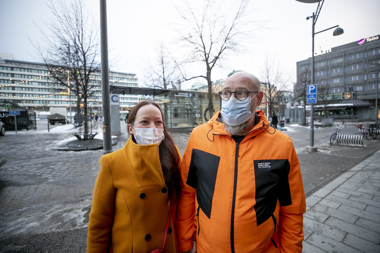 Elina Malamo ja Risto Nuolikoski hankkivat lauantaina pari pakettia pukinpussiin.