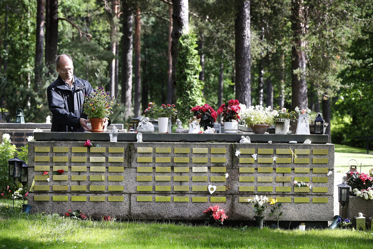 Hautaustoimen päällikön Tuomo Vuontisjärven mukaan tuhkausluvut Oulussa ovat etelän suurten kaupunkien tasolla. Oulun hautausmaalla on uurnalehto Intiön kappelin takana.