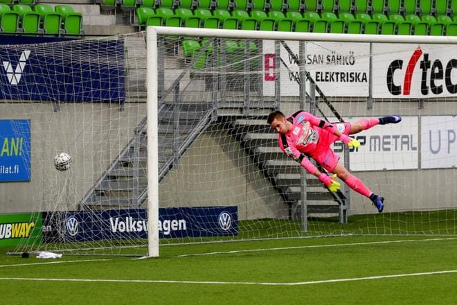 VPS:n maalivahti Marko Meerits ei voi läheltä tulleelle puskulle mitään. KUVAT: JAAKKO ELENIUS