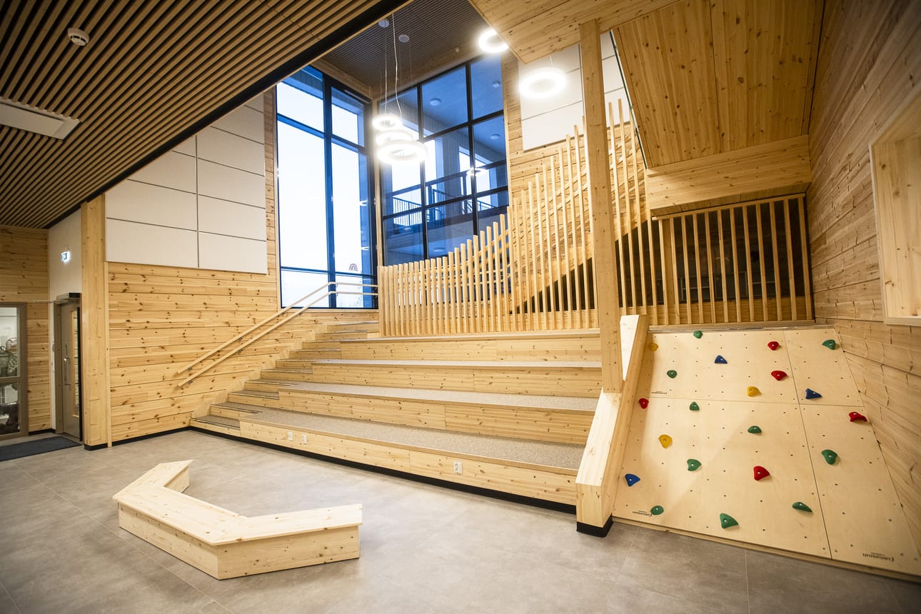 Nuotiopiirin ääreen päiväkotiväki kokoontuu kerran kuussa yhteistä hetkeä varten. Rovaniemen kaupungin ensimmäinen luontopäiväkoti on rakennettu alueelle, jonne tavoitellaan kasvua.