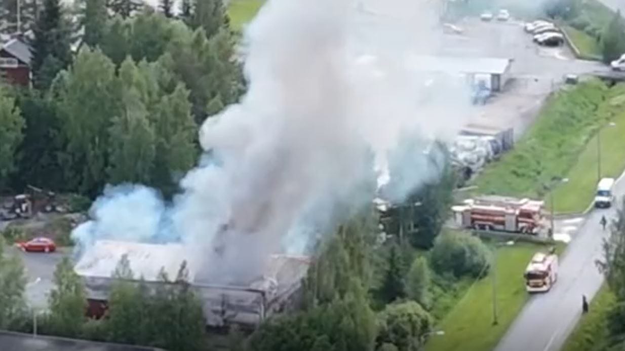 Palopaikalle muodostui sankka savukerros. Kuvakaappaus Lukijan videolta.