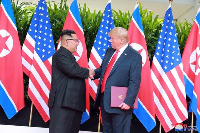 Pohjois-Korean johtaja Kim Jong-un (vas.) ja Yhdysvaltain presidentti Donald Trump tapasivat Singaporessa 12. kesäkuuta. Maat eivät neuvottele ihmisoikeuksista. KUVA: EPA/kcna