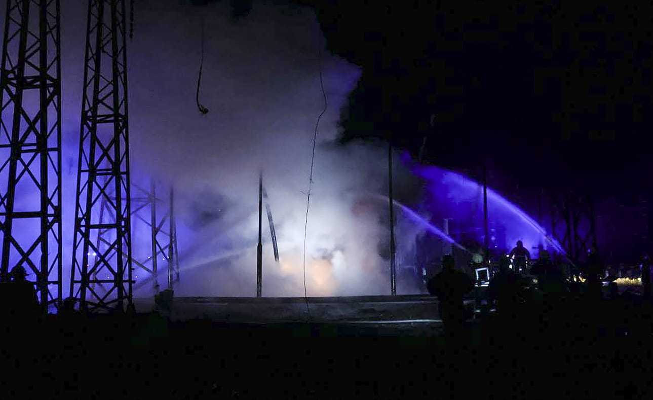 Venäjän iskut ovat tuhonneet sähkön ja veden jakeluun liittyvää infrastruktuuria muun muassa Harkovassa. Palomiehet sammuttivat paloa sunnuntaina.