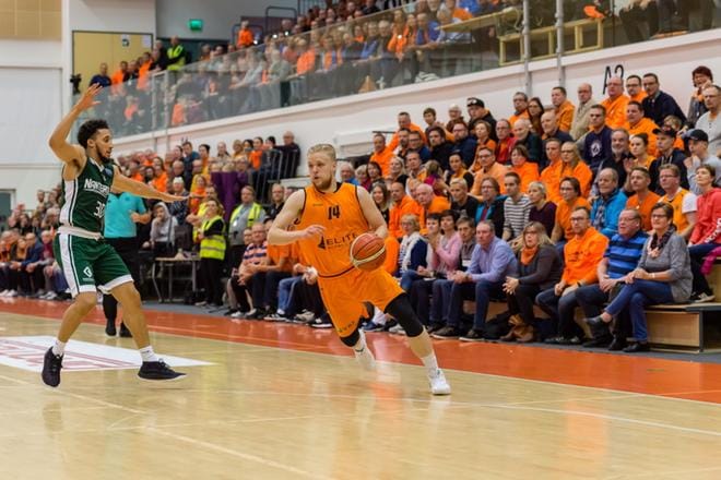– Taukoon asti pelasimme hyvin, Karhu Basketin Okko Järvi tuumi pelin jälkeen. Kuva: Erkki Hautaviita.