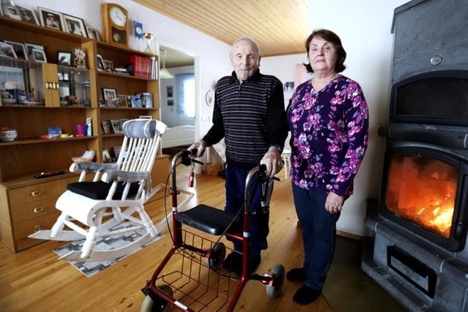 Sotaveteraani Niilo Övermark ja hänen tyttärensä Aila Hietanen eivät halua tuulivoimaa asutuksen nurkille. KUVAT: JARI E. HAKALA