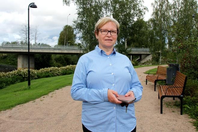 – On kiinnostavaa siirtyä Kaksineuvoisen määräaikaiseksi johtajaksi monessakin mielessä. Odotan yhteistyötä esimerkiksi henkilöstön ja uuden yhtymähallituksen kanssa. Myös jäsenkuntiemme johtoryhmien ja luottamushenkilöiden kanssa toivon tiivistä yhteydenpitoa, kertoo Eija Ala-Toppari-Peltola. KUVA: MIA KÄRKKÄINEN