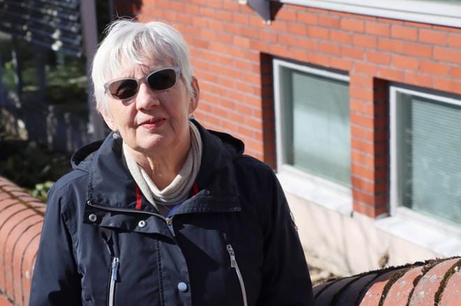 Silja Hiironniemi on Alavuden kirjaston vakiasiakas. Sinne hän oli menossa tiistainakin. KUVA: EEVA-LIISA KULJU