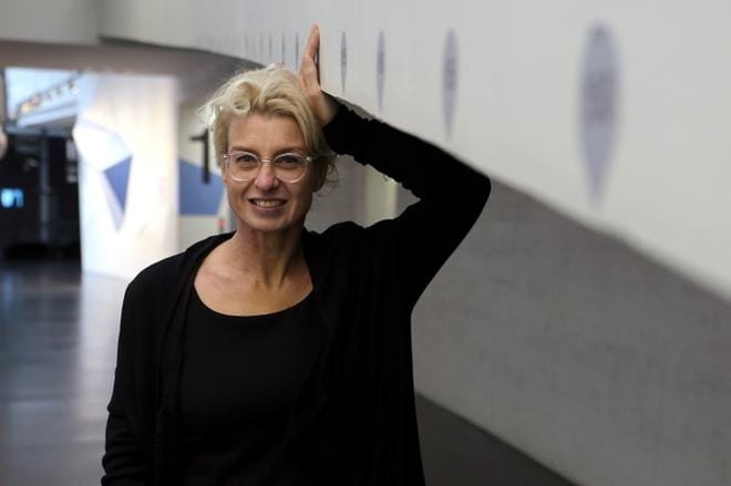 Ilkan ja Pohjalaisen kuvataidekriitikkona pitkään toiminut Maaria Salo sanoo, että suomalaisten tyrmistyneitä reaktioita Jonesin kritiikkiin selittävät myös erot kulttuurijournalismissa.