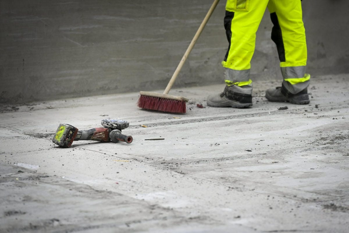 Raportin mukaan osa yrityksistä nojaa edelleen vahvasti aliurakoitsijoiden toimintaa koskeviin kirjallisiin selvityksiin sen sijaan, että työehtojen toteutumista valvottaisiin käytännössä. LEHTIKUVA / Emmi Korhonen