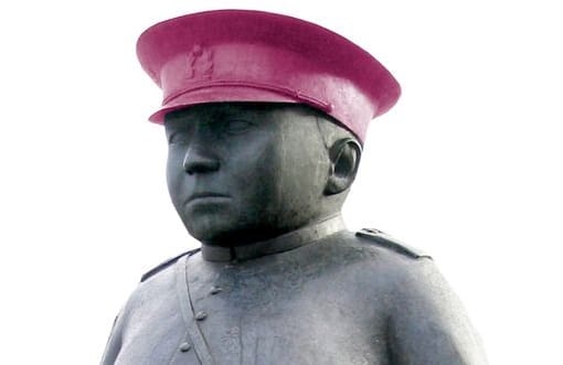 Sopisiko polliisille pinkki lakki?