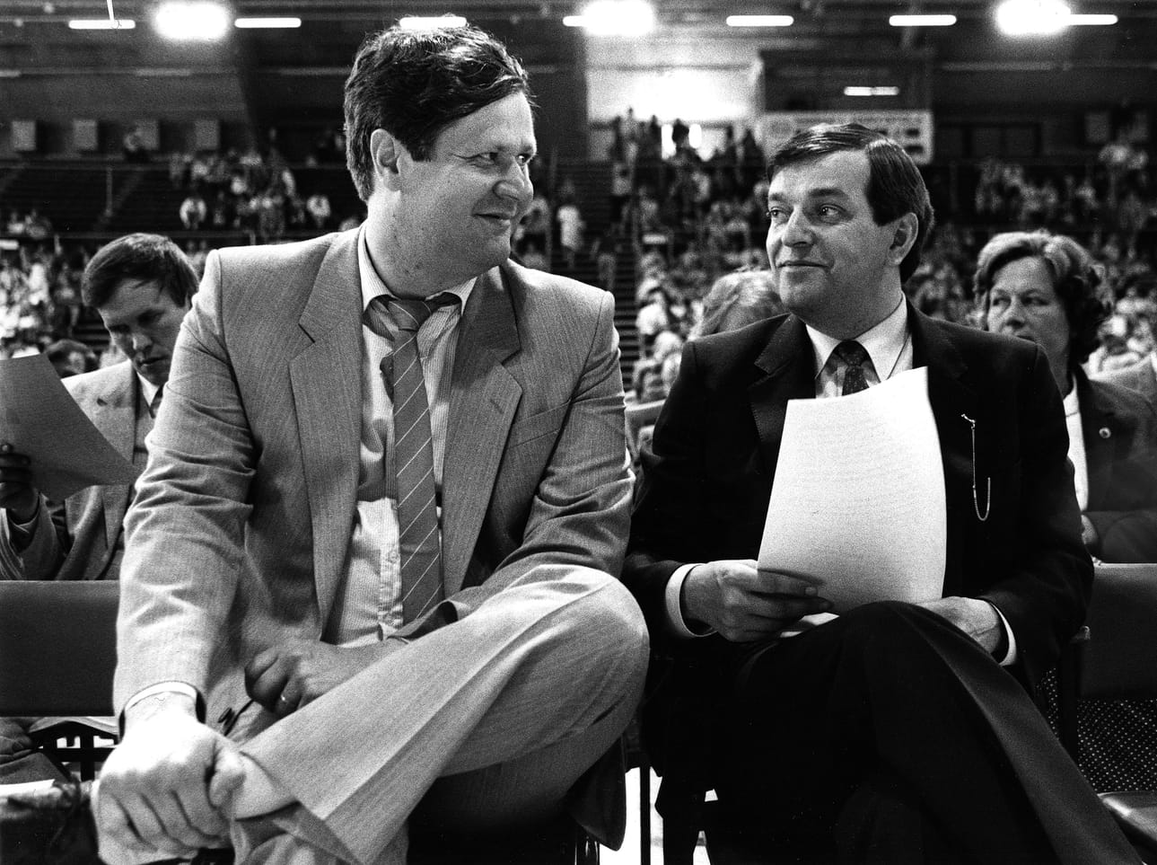 Kääriäisen ja Väyrysen ilmeistä hehkui tyytyväisyys Savonlinnan puoluekokouksessa vuonna 1984. Heidän asemansa olivat vakaat ja vahvat ja puolue yhtenäinen.