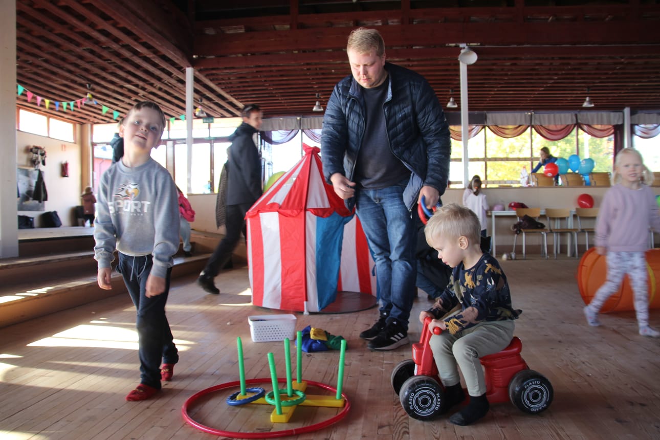 Väinö Paavola ja isä Antti Paavola heittelivät renkaita tappeihin, kun Oiva Paavola ajeli potkumopolla. Illalla seinäjokelaiset aikoivat mennä Sportin matsiin Vaasaan.