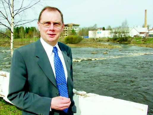 Joki kuntoon. Pauli Korpi-Tassin mielestä Ylivieskan keskusta on kesällä tylsä. Hänen mielestään kaupunki tarvitsisi kesäisen keitaan, jossa siisti jokimaisema olisi tärkeä elementti.
