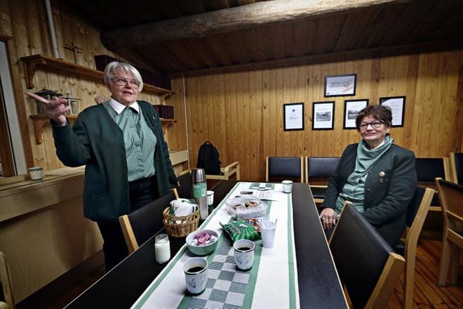Seinäjoen yhdistyksen pj. Maija Salmivuori (vas.) ja sihteeri Ritva Mäki-Töyli toivat munkkikahvit Vuorenkolo-nimiseen tukikohtaansa Jouppilanvuorelle. KUVAT: KARI LÖFHJELM