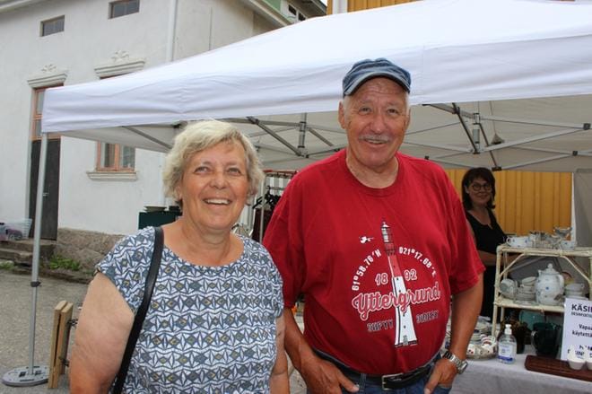 Ritva ja Teuvo Haukiolle käynti Kristiinan kesämarkkinoilla on perinne. KUVA: TAUNO RIIHILUOMA