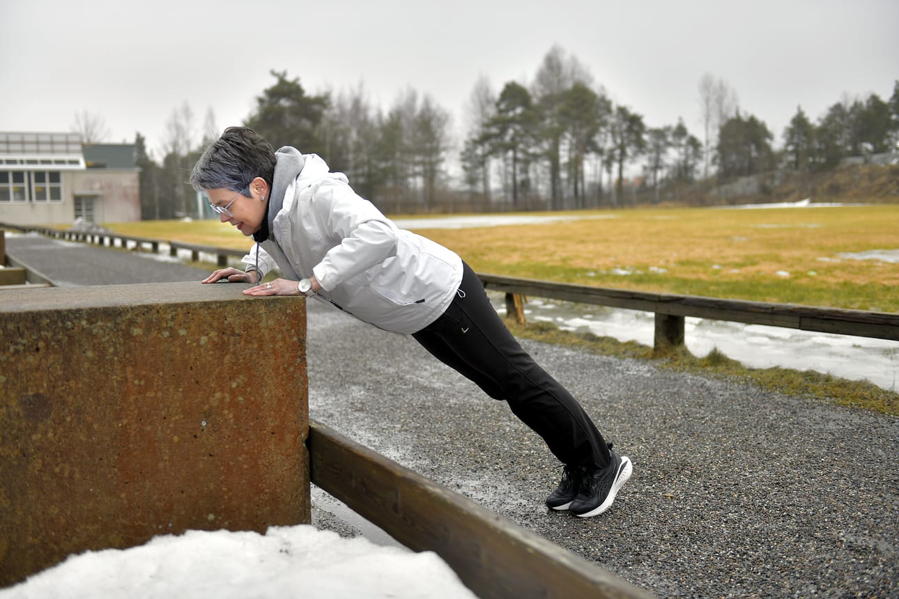 Olkapään oireilusta kärsinyt Satu Nurmi pyrkii liikkumaan ja kuntoilemaan aiempaa monipuolisemmin. Kuva: Juha Sinisalo